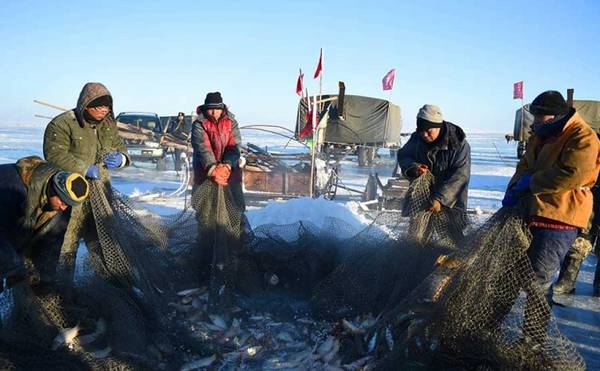Ngư dân chờ kéo lưới tại hồ băng Hulun thuộc khu tự trị Nội Mông Cổ vào ngày 26/12. (Ảnh: Xinhua)