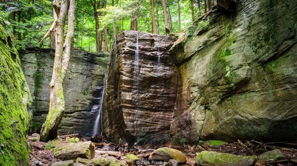 Thác nước hai mặt Allegheny là nơi có rất nhiều thác, hầu hết chúng đều nằm ẩn sâu bên trong rừng. Thác Hector nằm gần Ludlow, Pennyslvania, là một trong những thác nước kỳ lạ nhất của Mỹ. Một mặt đá hình chữ nhật tách đôi thác Hector tạo thành hai dòng nước chảy từ bên khác nhau.