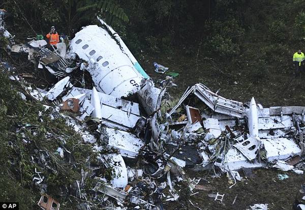 Hiện trường vụ rơi máy bay làm 75 người chết ở Colombia ngày 28-11 - Ảnh: AP