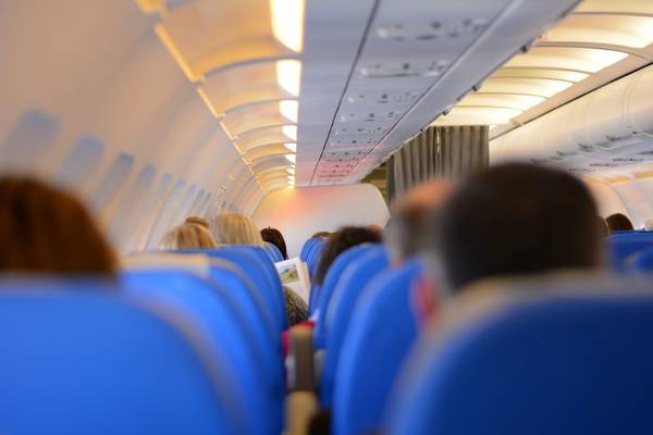 Xác định lối thoát hiểm gần mình nhất khi lên máy bay - Ảnh: The Conversation
