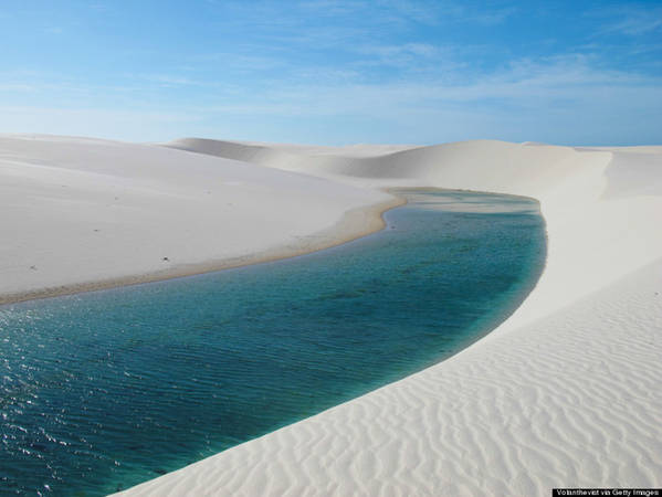 Trải dài nhiều dặm bên bờ biển Maranhao, nơi đây còn được mệnh danh là "biển của những đụn cát".