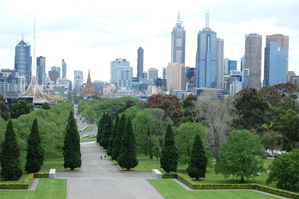 6 lần liên tiếp được vinh danh thành phố đáng sống nhất thế giới, Melbourne (Australia) luôn đem lại cảm giác hài lòng cho hầu hết khách du lịch. Môi trường sống tốt Melbourne có không khí trong lành, an ninh tốt, nhiều công viên, công trình cổ được bảo tồn bên cạnh những tòa nhà hiện đại.