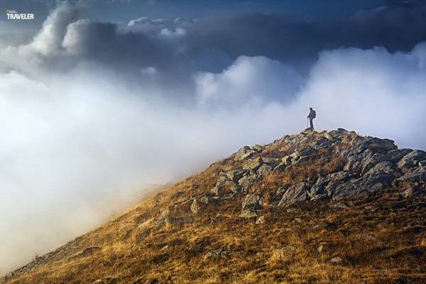 Một du khách đứng trên đỉnh Matorac ở Dinaric Alps, miền trung Bosnia and Herzegovina, nằm dọc con đường Via Dinarica ở Balkan