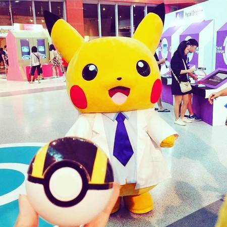 Bắt kịp trào lưu Pokemon, S.E.A. Aquarium tổ chức triển lãm Pokemon, tái hiện viện nghiên cứu Pokemon với phòng thí nghiệm, các cỗ máy đặc biệt lưu trữ thông tin về Pokemon, những chú Pikachu khổng lồ, đáng yêu. Ảnh: Instagram rws. Độc giả tìm hiểu thêm những điểm săn ảnh Giáng sinh đẹp của Singapore tại đây.