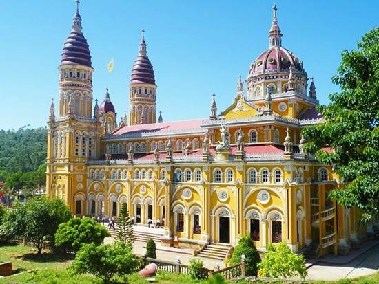  Nhà thờ Mành Sơn mang lối kiến trúc khá độc đáo với màu vàng chủ đạo.