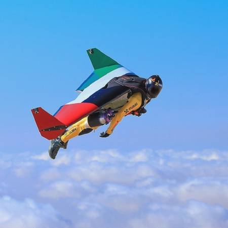 Hoàng tử biến thành jetman với cánh máy bay phản lực, một trong những phát minh tân tiến nhất của thế kỷ 21. Ảnh: Instagram.