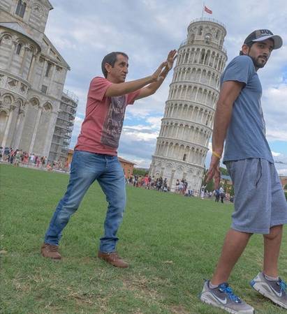 Mặc dù có xuất thân hoàng tộc, hoàng tử rất giản dị trong cuộc sống đời thường. Hamdan tạo dáng vui nhộn bên tháp Pisa, Italy.