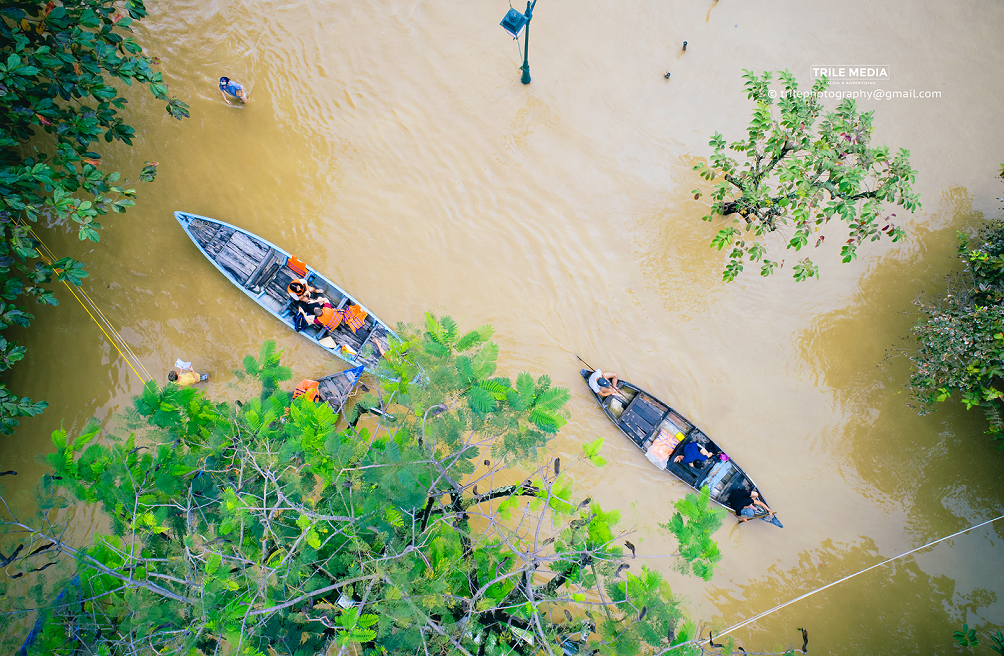 Hội An là khu vực cuối của dòng sông Thu Bồn, có Cửa Đại giáp với biển Đông. Do đó, khi trời mưa, thủy điện xả lũ, nước lớn dễ gây lụt ở Hội An.