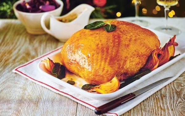Gà tây: Bắt nguồn từ Mexico, gà tây được William Strickland mang đến Anh lần đầu tiên năm 1526. Vua Henry VIII thích món gà tây và mặc dù gia cầm là đồ ăn của giới thượng lưu cuối thế kỷ 19, nhà vua đã đưa món này trở thành món phổ biến của tầng lớp trung lưu nhân dịp Giáng sinh. Mặc dù vậy, một con gà tây khi đó có giá bằng cả một tuần lương.