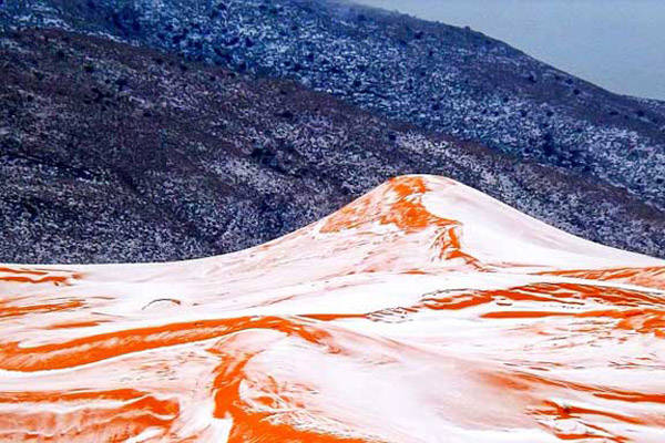 Ain Sefra là cửa ngõ bước vào sa mạc Sahara rộng lớn. Vùng đất Bắc Phi khô nóng quanh năm khiến người ta khó liên tưởng đến cảnh tượng tuyết rơi mà bình thường chỉ xảy ra ở những địa phương có nhiệt độ thấp. Ain Sefra là cửa ngõ bước vào sa mạc Sahara rộng lớn. Vùng đất Bắc Phi khô nóng quanh năm khiến người ta khó liên tưởng đến cảnh tượng tuyết rơi mà bình thường chỉ xảy ra ở những địa phương có nhiệt độ thấp.