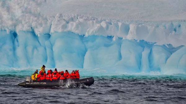 Sau khi ký vào công ước Nam Cực và làm sạch tất cả quần áo cùng các thiết bị, đoàn Wang được dẫn lên tàu cao tốc để bắt đầu tour vòng quanh các sông băng và đảo.