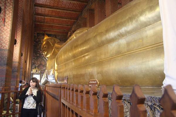 Tượng Phật nằm dát vàng nổi tiếng ở Wat Pho. Ảnh: San San