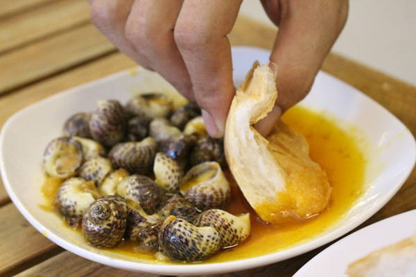 Ốc Cà Na (Phan Đình Phùng, quận Phú Nhuận): Các món được đánh giá cao tại đây gồm ốc cà na bơ tỏi, ốc tỏi nướng muối ớt, bắp xào, càng ghẹ rang muối.