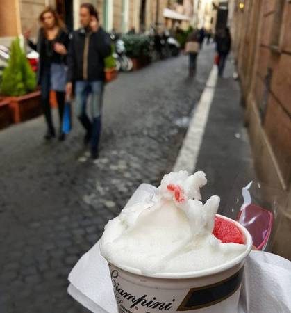  Vào mùa hè, không gì tuyệt hơn việc đi bộ với một que kem gelato tuyệt ngon trên tay. Có rất nhiều vị cho bạn lựa chọn và tất cả đều ngon khó cưỡng.