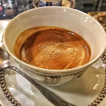 Thật khó tìm đâu ra nơi nào có tách cà phê ngon hơn ở Rome. Nằm giữa quận Prati là quán cà phê Sciascia Caffè nổi tiếng với những cốc cappuccino tuyệt hảo với sô-cô-la phủ bên trên. Quán phục vụ khoảng 2.000 khách mỗi ngày.