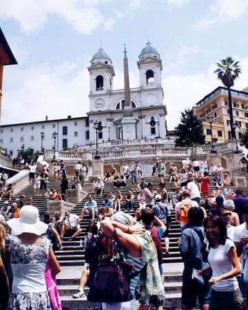 Leo 136 bậc để ngắm nhìn Piazza di Spagna và con phố bán lẻ sang trọng Via Condotti trong khung cảnh sành điệu, lịch sự, nhộn nhịp và hối hả là những cảm giác mà bạn không thể quên.