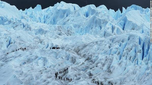 Nếu muốn phiêu lưu mạo hiểm ngay trong những ngày đầu của năm mới, hãy tới leo núi tại Công viên Quốc gia Los Glaciares thuộc vùng Patagonia, Argentina. Công viên nổi tiếng với phong cảnh ngoạn mục, bao gồm 47 sông băng và ba hồ lớn. Thời tiết tháng 1 và tháng 2 tại đây ấm hơn những thời điểm khác trong năm, tạo điều kiện lý tưởng để tham quan. Ảnh: CNN.