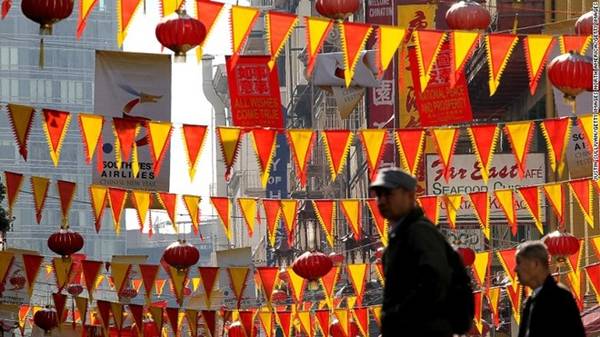 Tết Nguyên Đán chính là thời điểm thích hợp nhất để du lịch Chinatown. Chinatown ở thành phố San Francisco (Mỹ) là Chinatown lớn nhất nằm ngoài châu Á và lâu đời nhất tại Mỹ. Một loạt sự kiện lần lượt được tổ chức trong 15 ngày lễ hội, trong đó có cuộc diễu hành lớn gồm hơn 100 đoàn, kết hợp với những màn biểu diễn đặc sắc. Ảnh: CNN.