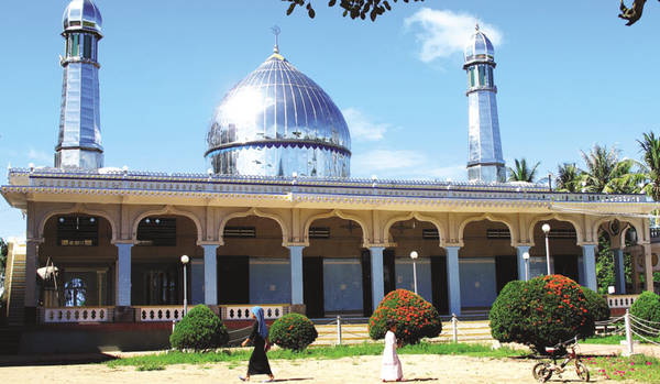 Bạn sẽ choáng ngợp trước vẻ lộng lẫy và bắt mắt khi viếng thăm Thánh Đường Hồi Giáo Mas Jid Khoy Ri Yah. Ảnh: doanhnhansaigon.vn