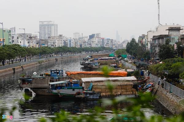 Bến Bình Đông (kênh Tân Hóa - Lò Gốm, quận 8, TP.HCM) những ngày này dày đặc ghe thuyền chuyển hoa kiểng từ các tỉnh miền Tây đổ về như Bến Tre, Vĩnh Long, Đồng Tháp, Cần Thơ. Bến Bình Đông (kênh Tân Hóa - Lò Gốm, quận 8, TP.HCM) những ngày này dày đặc ghe thuyền chuyển hoa kiểng từ các tỉnh miền Tây đổ về như Bến Tre, Vĩnh Long, Đồng Tháp, Cần Thơ.
