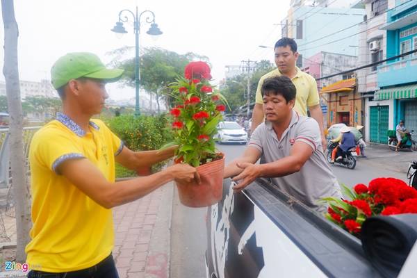 Em Nguyễn Văn Phong (Trà Vinh) làm thuê cho biết theo ghe phụ một mùa Tết được chủ trả công 10 triệu đồng. Em Nguyễn Văn Phong (Trà Vinh) làm thuê cho biết theo ghe phụ một mùa Tết được chủ trả công 10 triệu đồng.