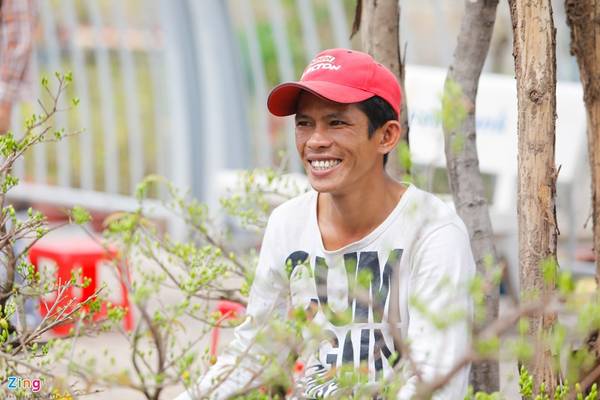 Anh Ngọc Vạn nở nụ cười vui vẻ khi bán được những chậu hoa đầu tiên. Anh Ngọc Vạn nở nụ cười vui vẻ khi bán được những chậu hoa đầu tiên.
