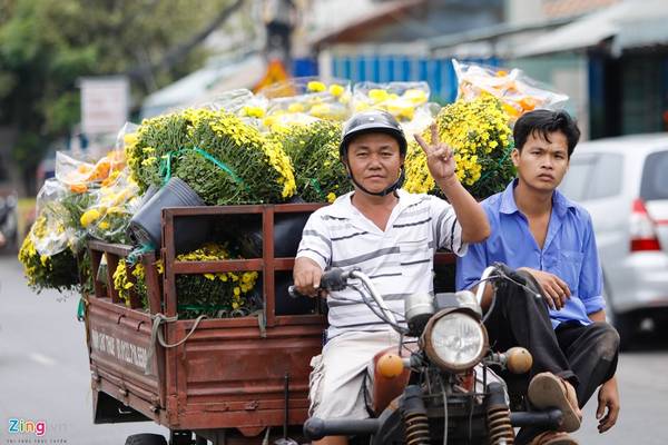Đây cũng là dịp các tài xế xe ba gác có nhiều khách để kiếm thêm thu nhập. Đây cũng là dịp các tài xế xe ba gác có nhiều khách để kiếm thêm thu nhập.
