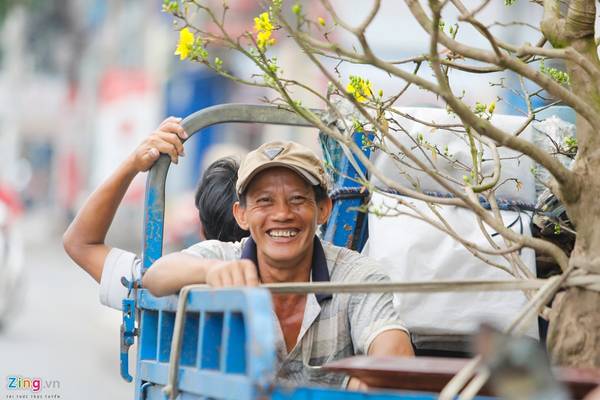 Niềm vui của một chủ vườn khi đi giao hàng cho khách. Niềm vui của một chủ vườn khi đi giao hàng cho khách.