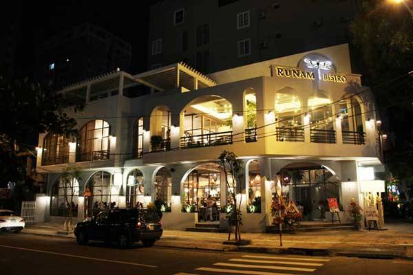  Đây là một trong chuỗi nhà hàng cà phê của hệ thống Runam của gia đình Lí Quý Khánh. Bắt đầu hoạt động vào tháng 1 năm 2016, không gian sang trọng với vị thế lý tưởng của của hàng này đã nhanh chóng thu hút và trở thành điểm đến số một của thực khách nơi đây. Ảnh: Fb RuNam Bistro.