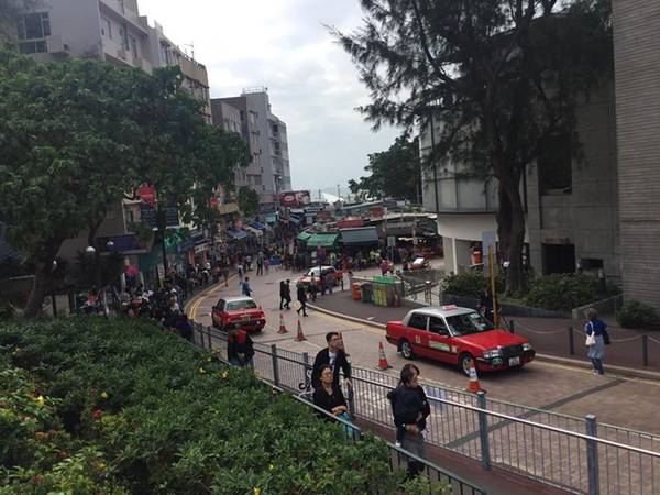 Stanley market - một khu thương mại kết hợp flea market. Nơi này có bến tàu cổ được xây dựng từ đầu thế kỷ để phục vụ Toàn quyền Hong Kong và ngôi nhà đá cổ giờ thành cửa hàng của H&M. Stanley market - một khu thương mại kết hợp flea market. Nơi này có bến tàu cổ được xây dựng từ đầu thế kỷ để phục vụ Toàn quyền Hong Kong và ngôi nhà đá cổ giờ thành cửa hàng của H&M.
