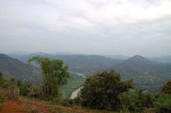  Con sông Đạ Huoai uốn lượn thơ mộng quanh các nương rẫy, làng mạc. Góc nhìn từ đỉnh dốc 2. Ảnh: Phước Bình.