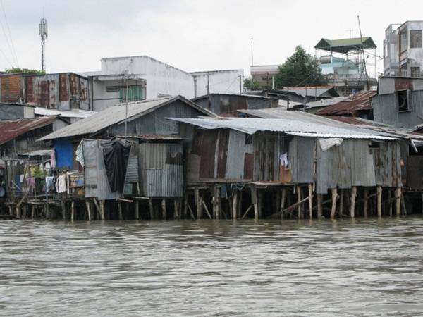 Những ngôi nhà nằm trên sông nước.