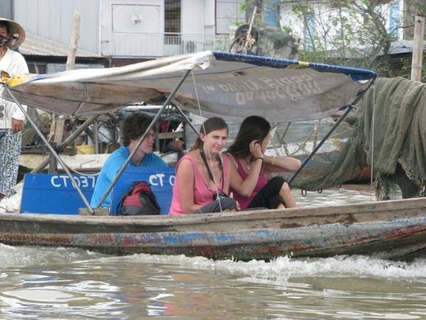 Rất nhiều khách du lịch nước ngoài thích thú dạo chơi trên sông.
