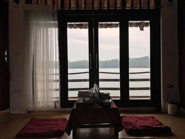 Homestay xinh xắn với cửa sổ nhìn ra sát biển. Ảnh: Lai Van Don