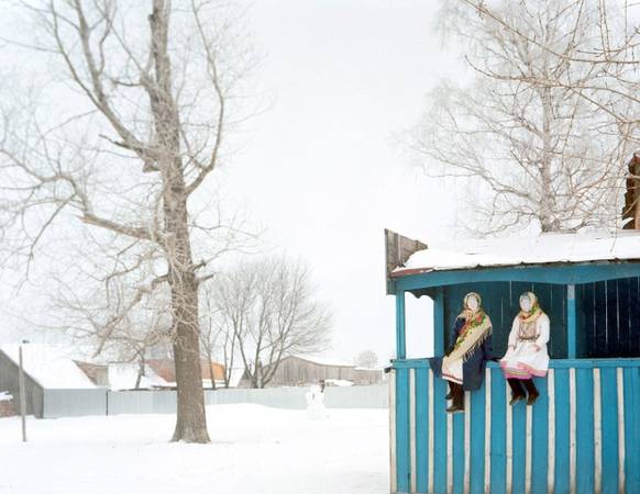 Nơi đây cách thủ đô Moscow 850 km về phía đông. Một nửa dân số của người Mari sống ở khu vực này (khoảng 600.000 người), nửa còn lại sống rải rác trên khắp nước Nga. Trên ảnh là hai người phụ nữ bản địa đang đeo mặt nạ bảo vệ giữa trời đông lạnh giá.