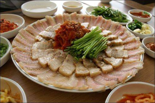 Thực khách ăn hongeo thường phải kẹp thêm nhiều thứ khác như thịt heo luộc, sốt tiêu, kimchi, tỏi sống... Ảnh: Hanguk story.