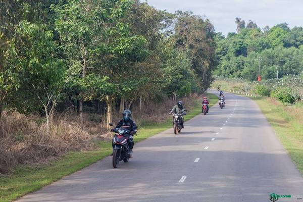 Từ trung tâm thành phố, chúng tôi lên xe bus đi về hướng rừng Mã Đà, huyện Vĩnh Cửu, Đồng Nai. Sau chừng một giờ 30 phút, chúng tôi đã đến được mé bìa rừng, nơi chuẩn bị cho chuyến đạp xe.