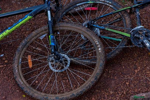 Những chiếc xe đạp sạch sẽ ban đầu giờ đầy bùn đất.