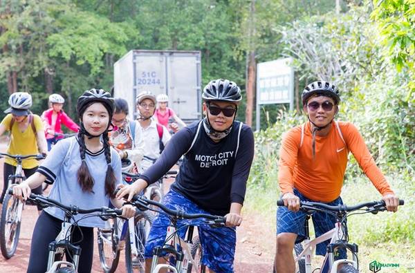 Mọi người đã sẵn sàng cho chuyến đạp xe xuyên rừng.