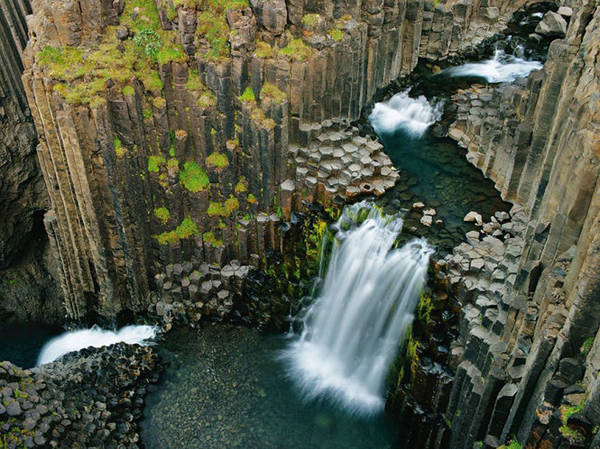 Iceland là một điểm đến du lịch nổi tiếng với những khung cảnh thiên nhiên đẹp tuyệt vời và độc đáo. Từ những dãy núi, suối nước nóng, đến những rặng cây băng đẹp như cổ tích, Iceland đem đến cho bạn những trải nghiệm du lịch khó quên.