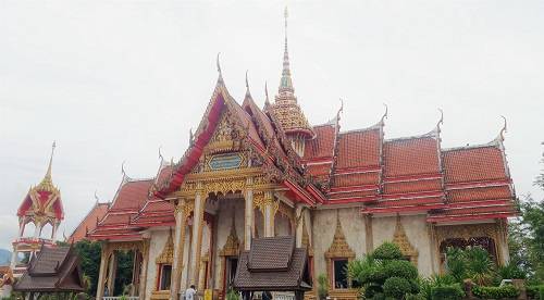Đền Wat Chalong có lối kiến trúc đặc trưng của đền chùa Thái Lan. Ảnh: Phạm Huyền.