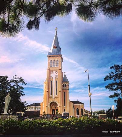  Nhà thờ Chính tòa Thánh Nicôla Bari lớn nhất Đà Lạt (Lâm Đồng) nằm trên đường Trần Phú.