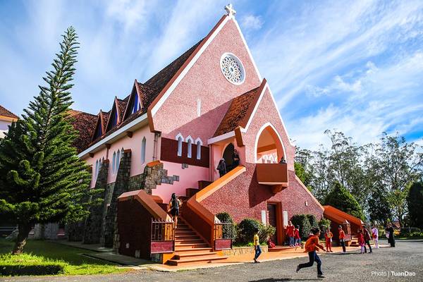Nhà thờ Domaine de Marie (còn được gọi là nhà thờ Vinh Sơn) nằm trên đường Ngô Quyền, cách trung tâm Đà Lạt khoảng 1 km.