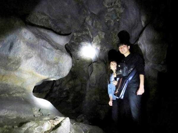 Hang Dê nằm nửa nổi, nửa chìm trong lòng núi đá vôi với chiều dài lên tới 400 m. Với ánh sáng yếu ớt từ 2 chiếc đèn pin cũng đủ để du khách thấy bên trong hang động này là một tác phẩm nghệ thuật với nhiều màu sắc, hình thù kỳ quái do thiên nhiên kiến tạo. 