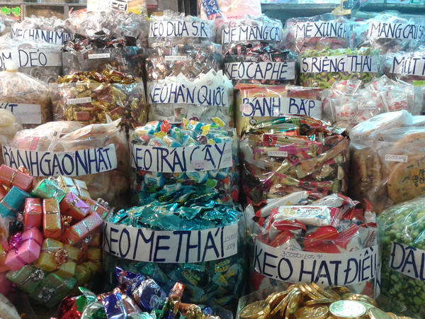 Chợ Bình Tây – thiên đường của các loại bánh, kẹo và mứt Tết. Ảnh: thanhnien.vn