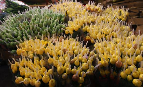 Hoa rất tươi và đa dạng được vận chuyển từ miền Tây, Đà Lạt… Ảnh: Vietstreetfood.com