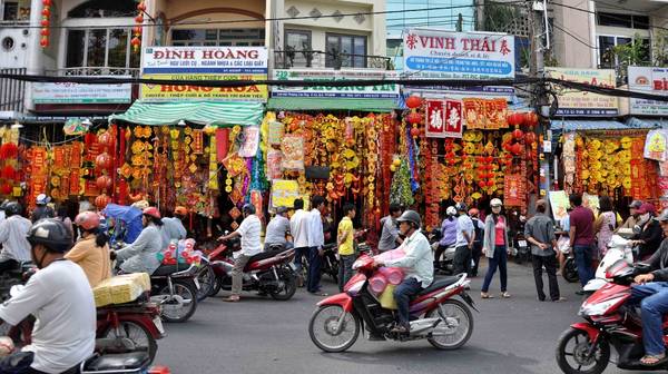 Chợ “Tài – Lộc” xuyên suốt con đường Hải Thượng Lãn Ông, bạn rất dễ nhận ra. Ảnh: vnmoney.nld.com.vn