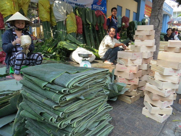 Tại chợ lá dong bạn dễ dàng mua được các vật liệu gói bánh như khuôn bánh chưng, lá dong, lá chuối…Ảnh: phunuonline.com.vn