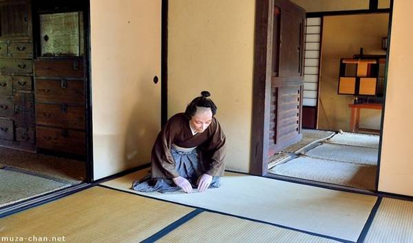Quỳ xin lỗi ở Nhật Bản: Một số du khách ngạc nhiên khi chứng kiến Dogeza (quỳ xuống cúi đầu) dùng để thể hiện lời xin lỗi ở Nhật Bản. Đây là một văn hóa lâu đời vẫn được thực hiện ở một số nhà hàng truyền thống. Ảnh: Muza-chan.