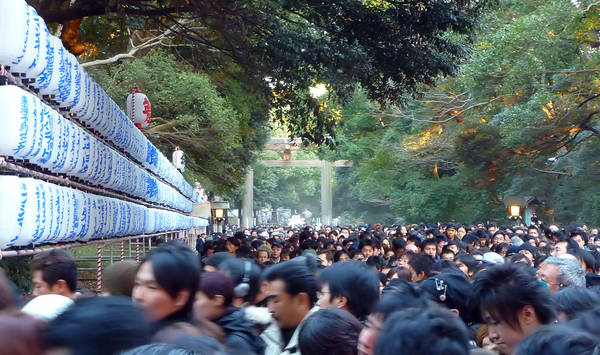  Từ ngày 31/12 đền đón số lượng lớn người đến viếng. Ảnh: traveljapanblog-com